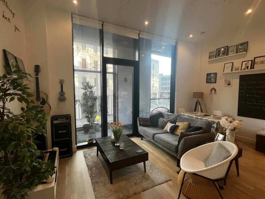 LOUNGE/DINING AREA: