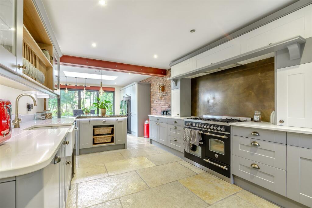 8608791-interior06.jpg