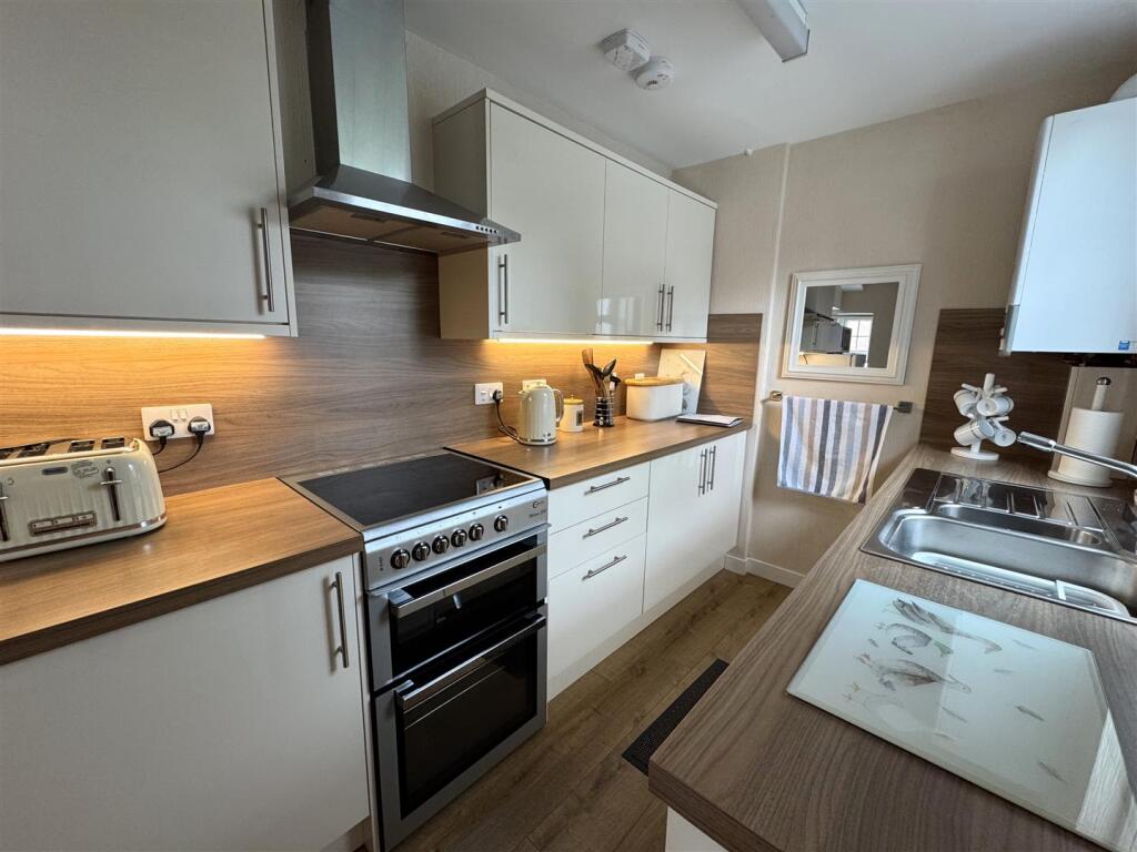 KITCHEN 1.JPG