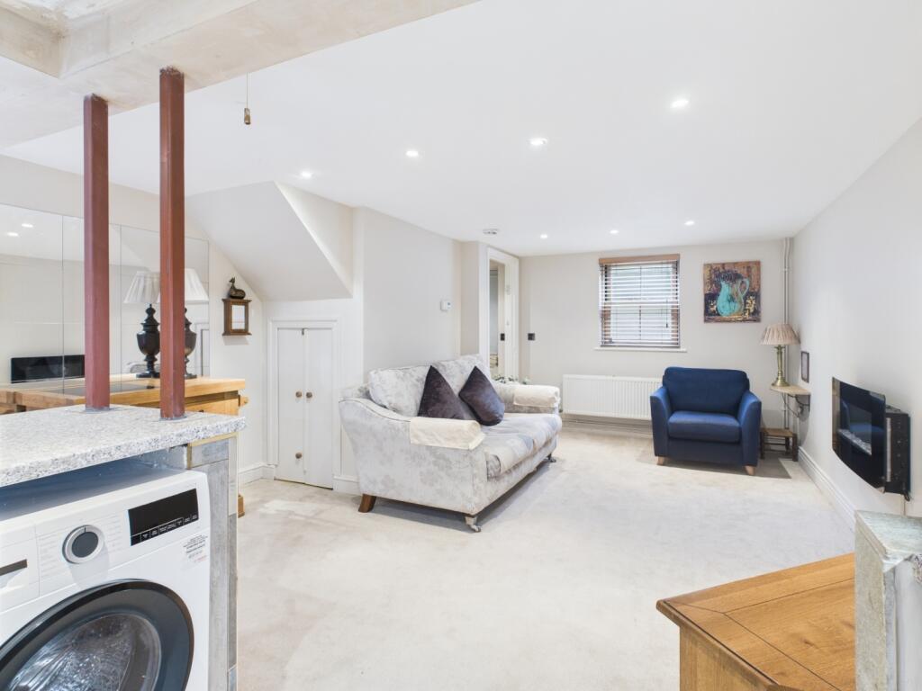 CAM01791G0-PR0181-STILL002