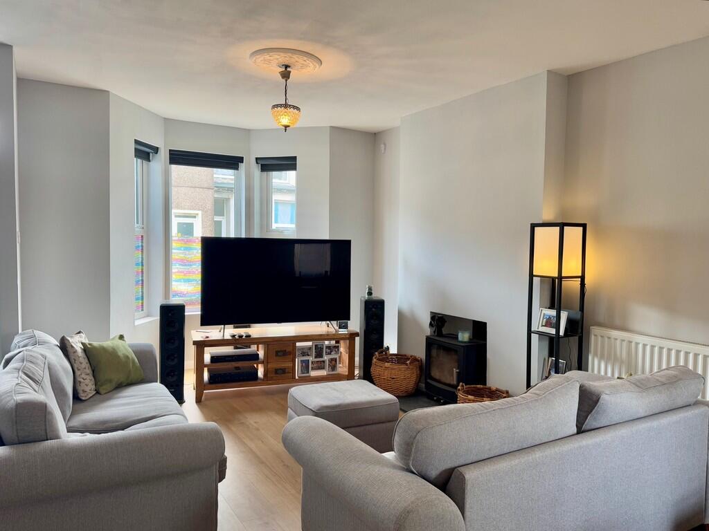 Open plan lounge ...