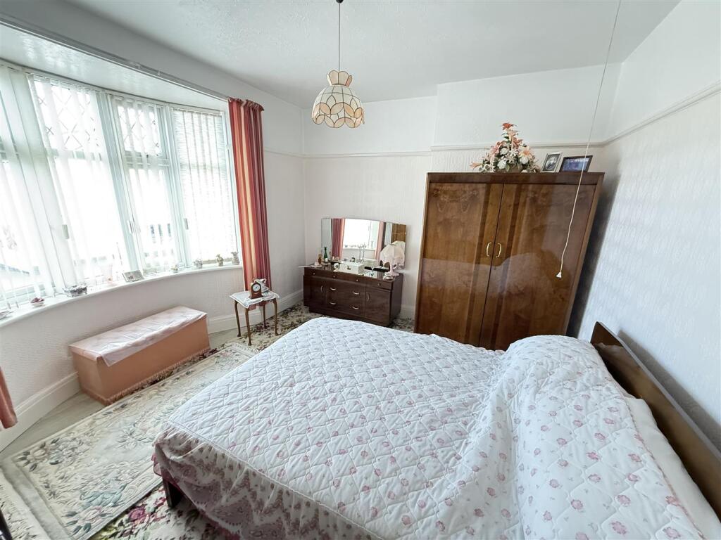 FRONT DOUBLE BEDROOM 1