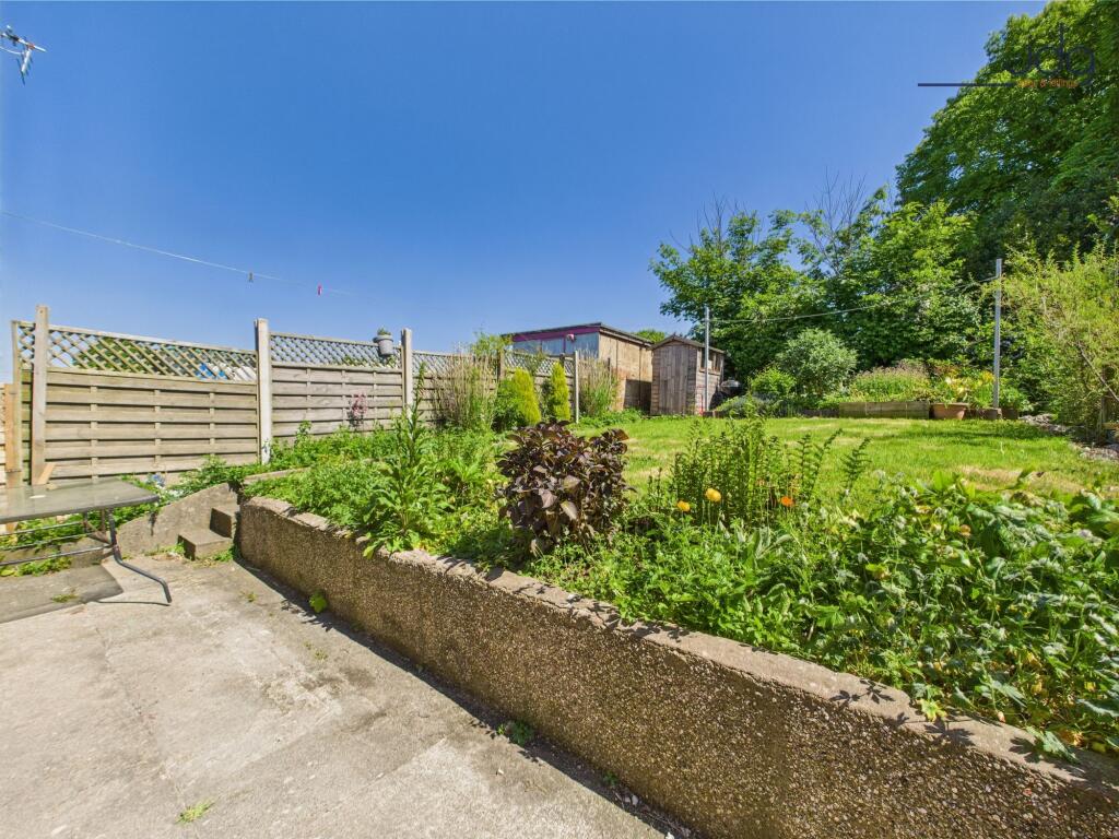 Spacious Garden and mature shrubs