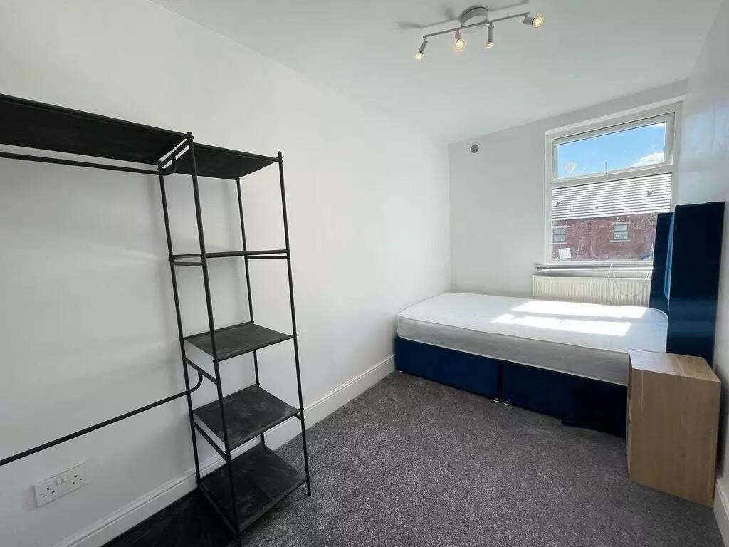 Bright and tidy single bedroom featuring a comf...
