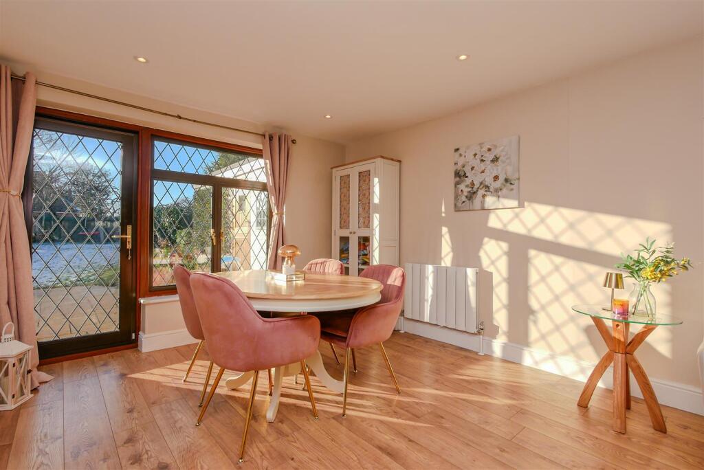 Lounge/Dining Room