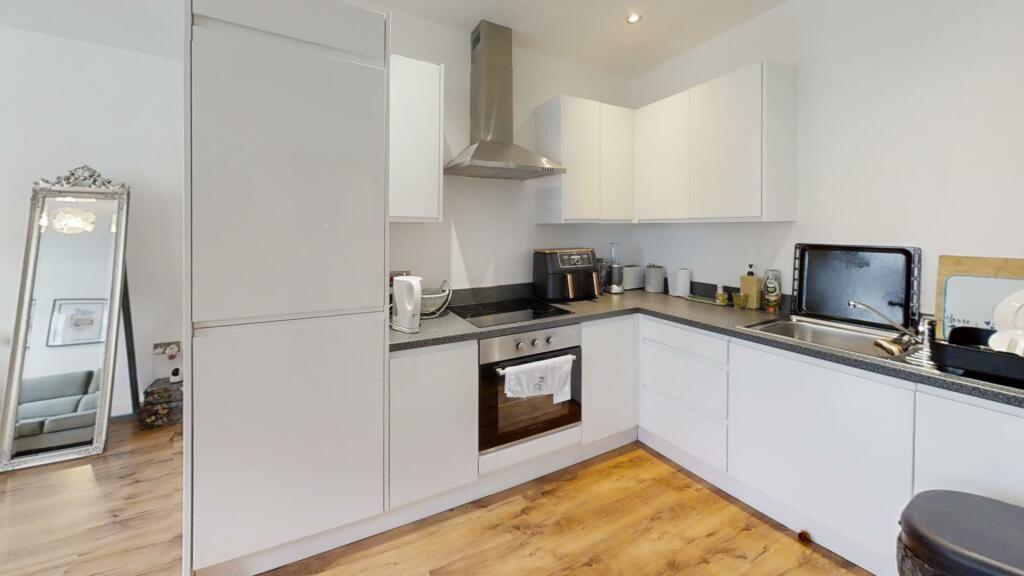 5khdMCQMRE7-Kitchen.jpg