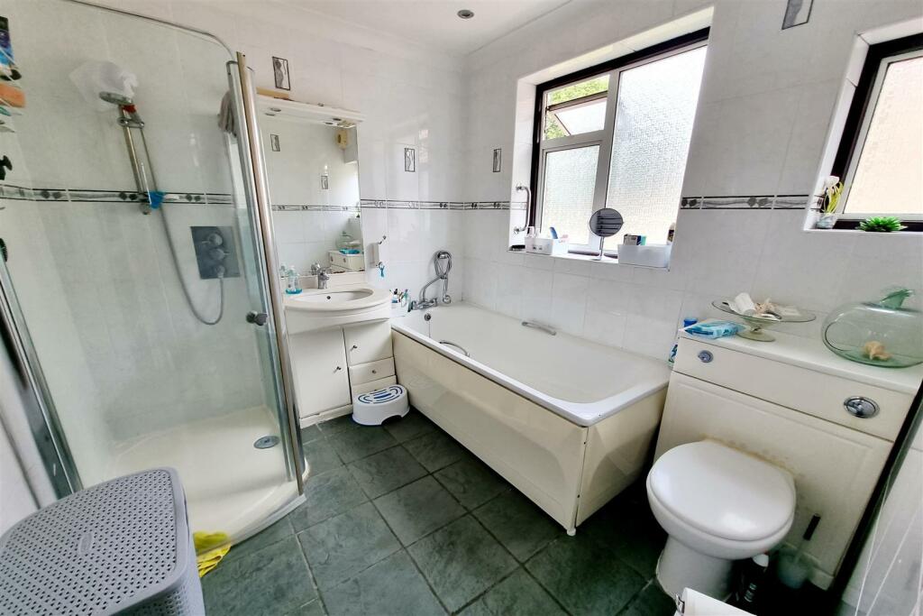UPSTAIRS FAMILY BATHROOM:
