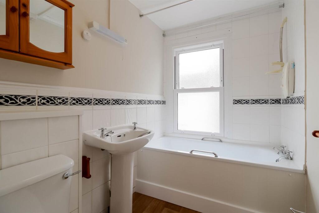 2-bed-house-leckhampton (9).jpg