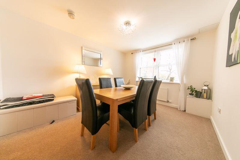 Bedroom 2/Dining room