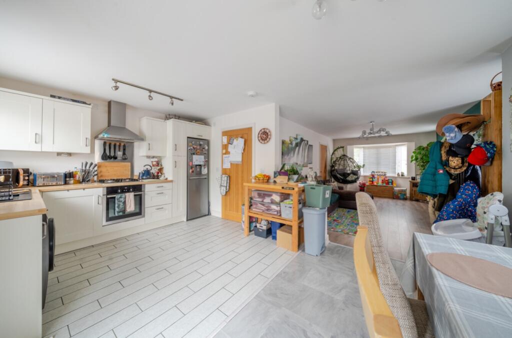 1289976-15-6825ba571f440-ARW