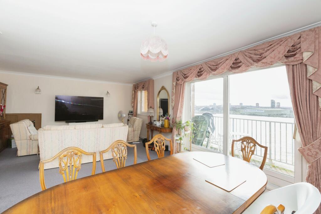 Lounge/Dining Room