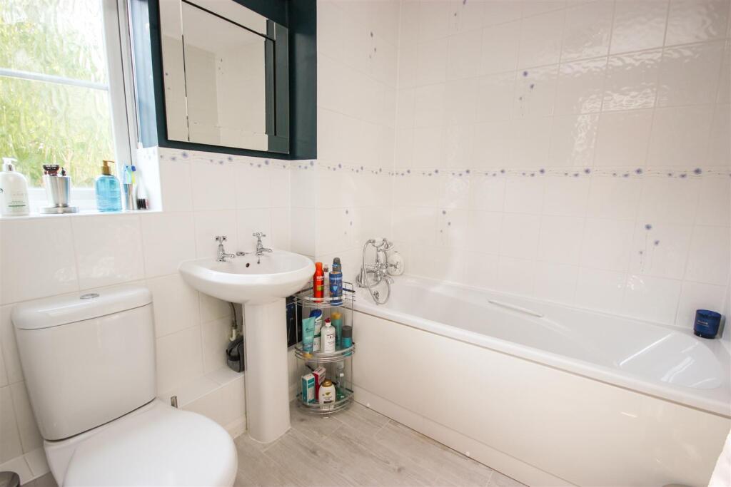 bathroom..jpg