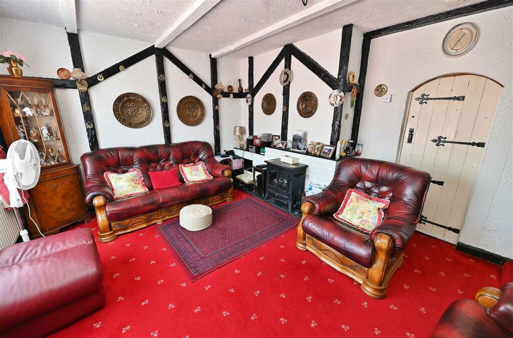 Lounge/Dining Area