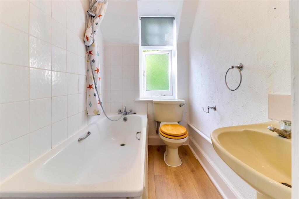 Bathroom 1.1.jpg