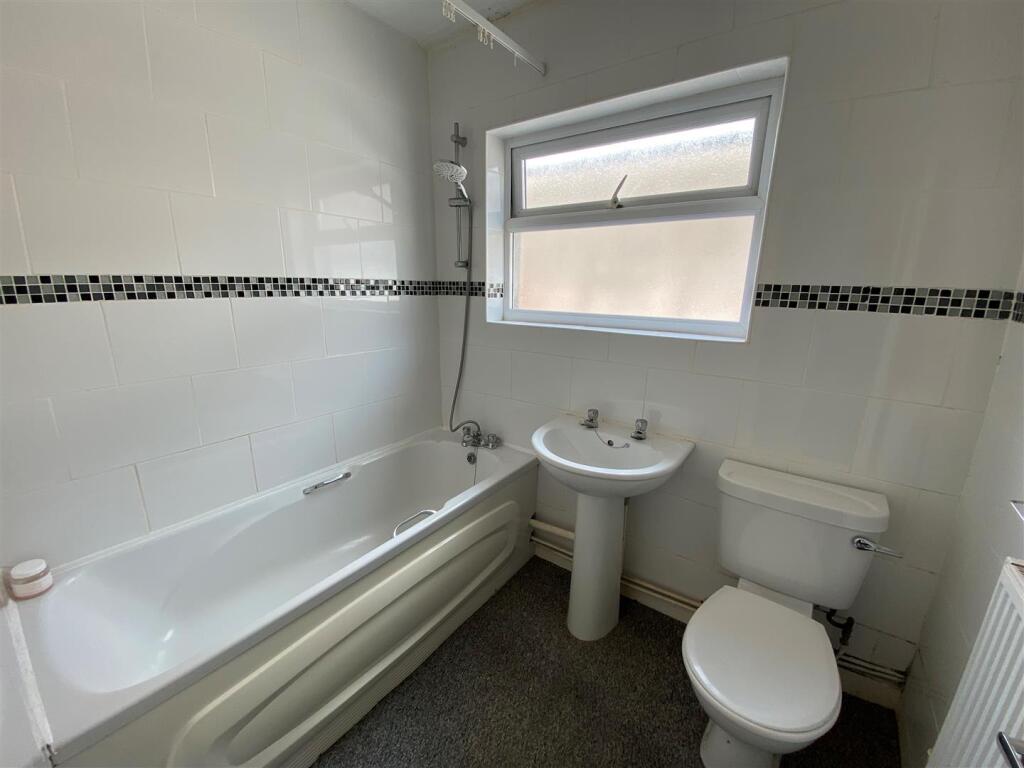 6 Newlands Street - bathroom.jpg