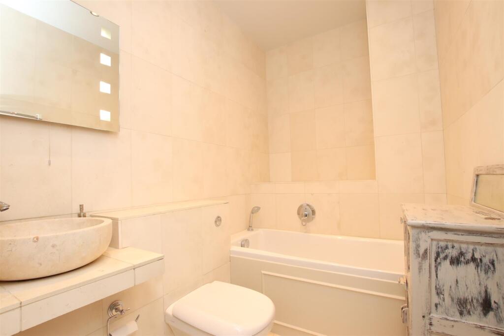 Ensuite bathroom.JPG