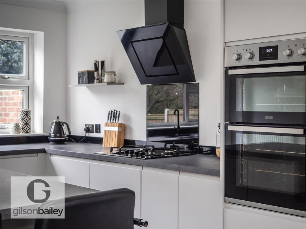 24AylesburyClose-44.jpg