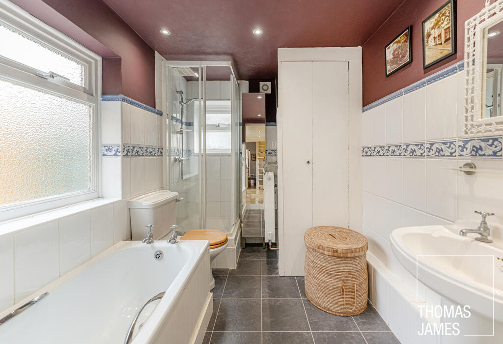 Morley Avenue, separate shower and bath