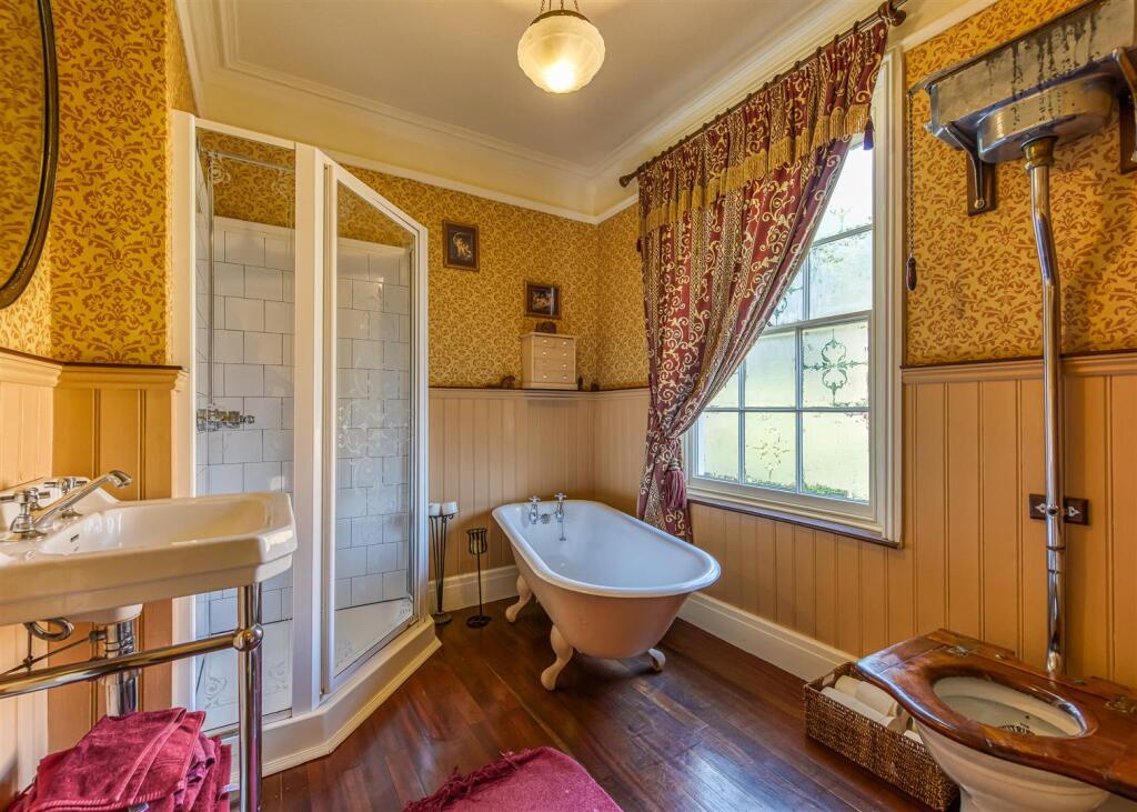 31 The Avenue-Bathroom.jpg