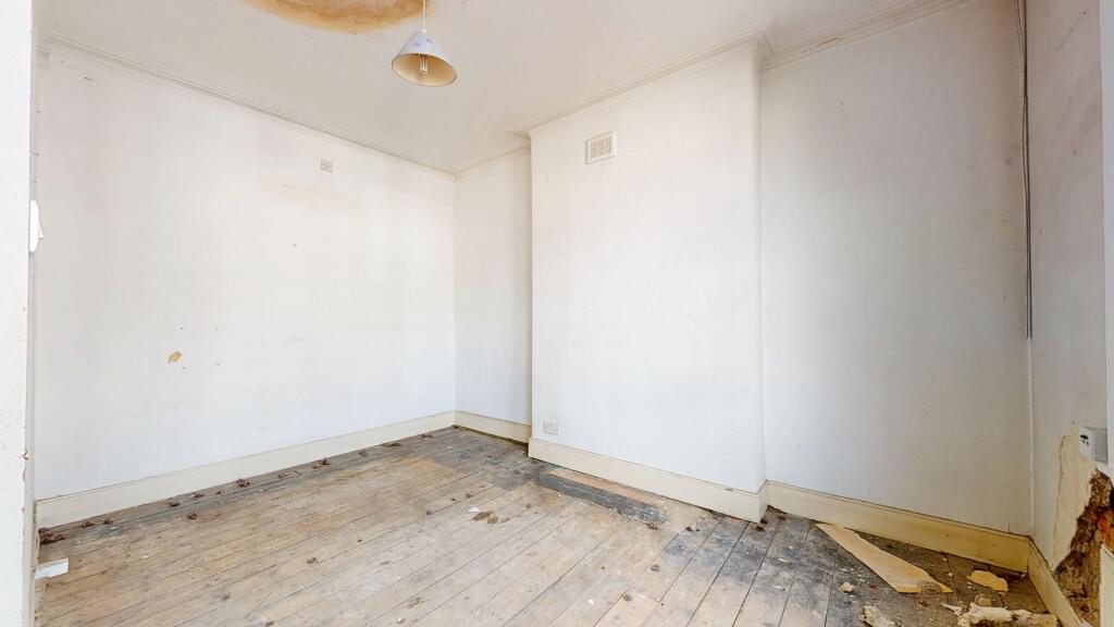 Flat B, 5 Wyndham Crescent, Upper Holloway, London, N19 5QJ
