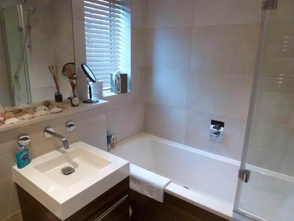 BATHROOM/WC