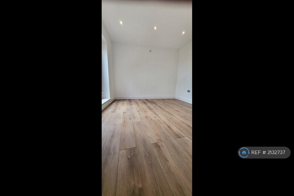 Flat 6a - Master Bedroom