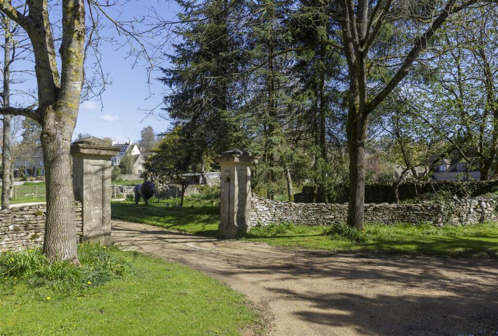 The_Old_Manor_House_GL7_039.jpg