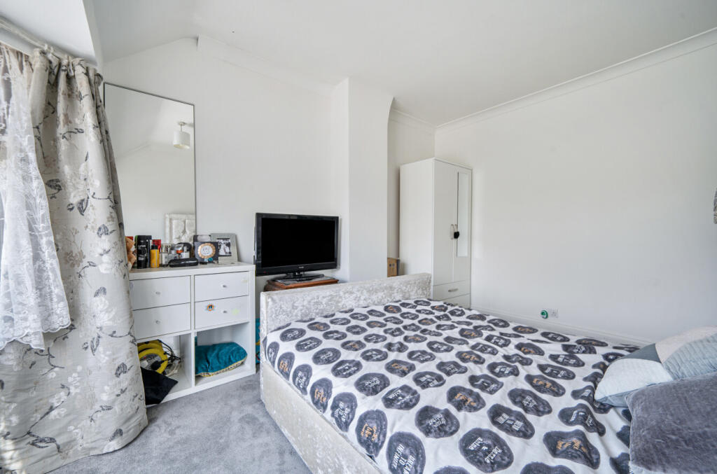 1327380-4-687e4ff...