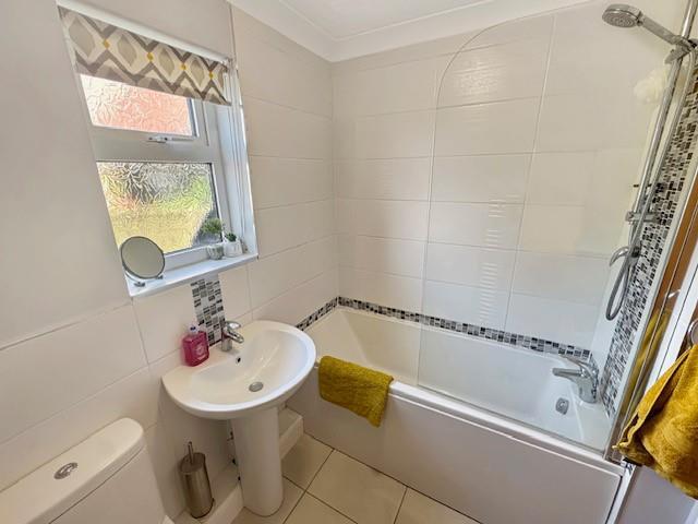 Bathroom 2.jpg