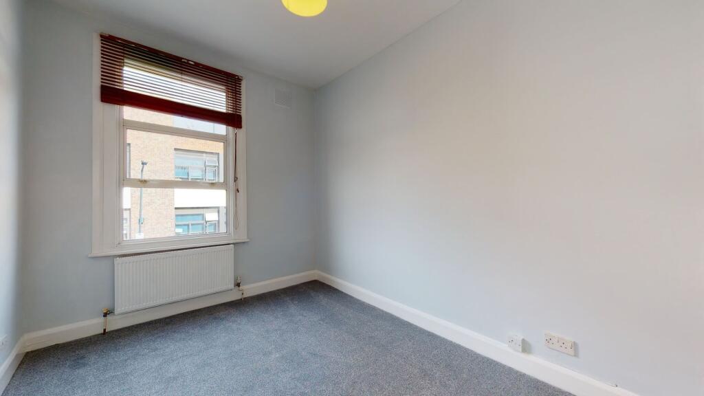 A clean, well-maintained single bedroom featuri...