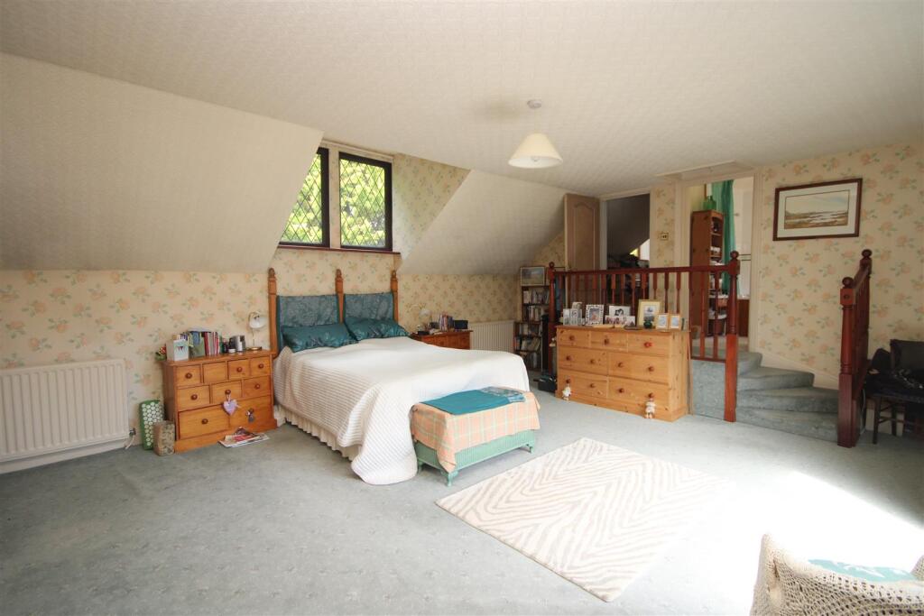 Master Bedroom (Dual Aspect)