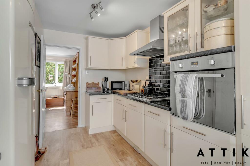 10 Valley Close, Holton IP19 8NF (20).jpg