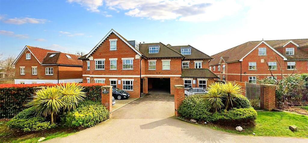 William Court - Fron