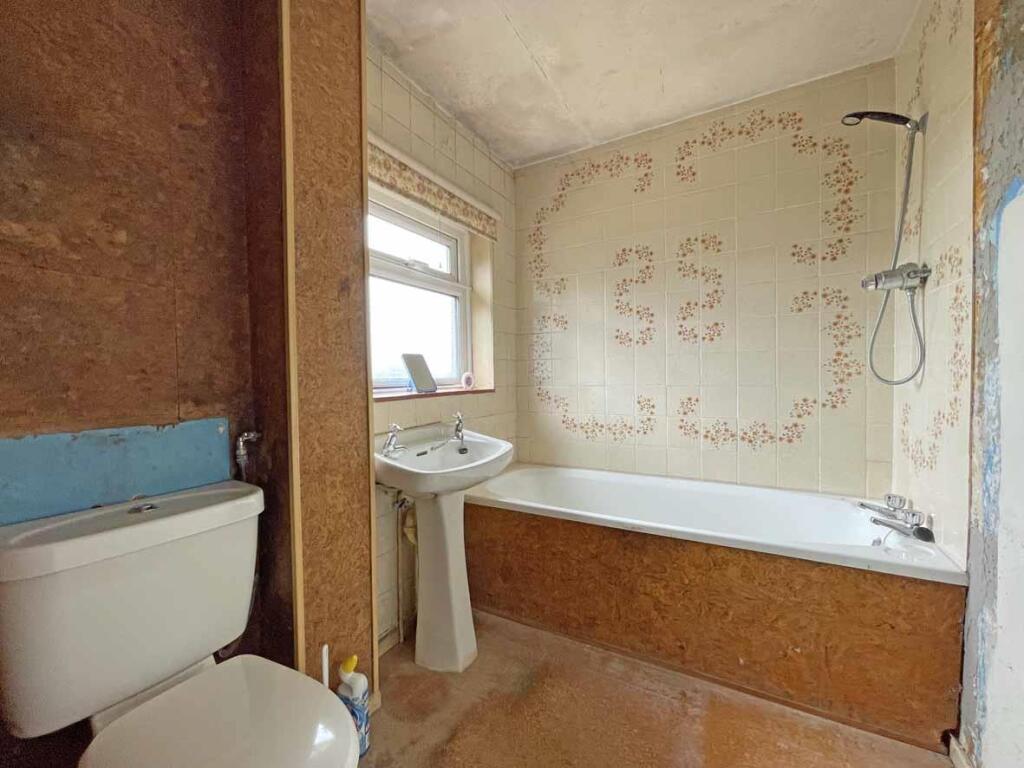 Elgin Crescent 115 - Bathroom.jpg