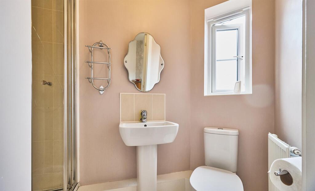 EN-SUITE SHOWER ROOM