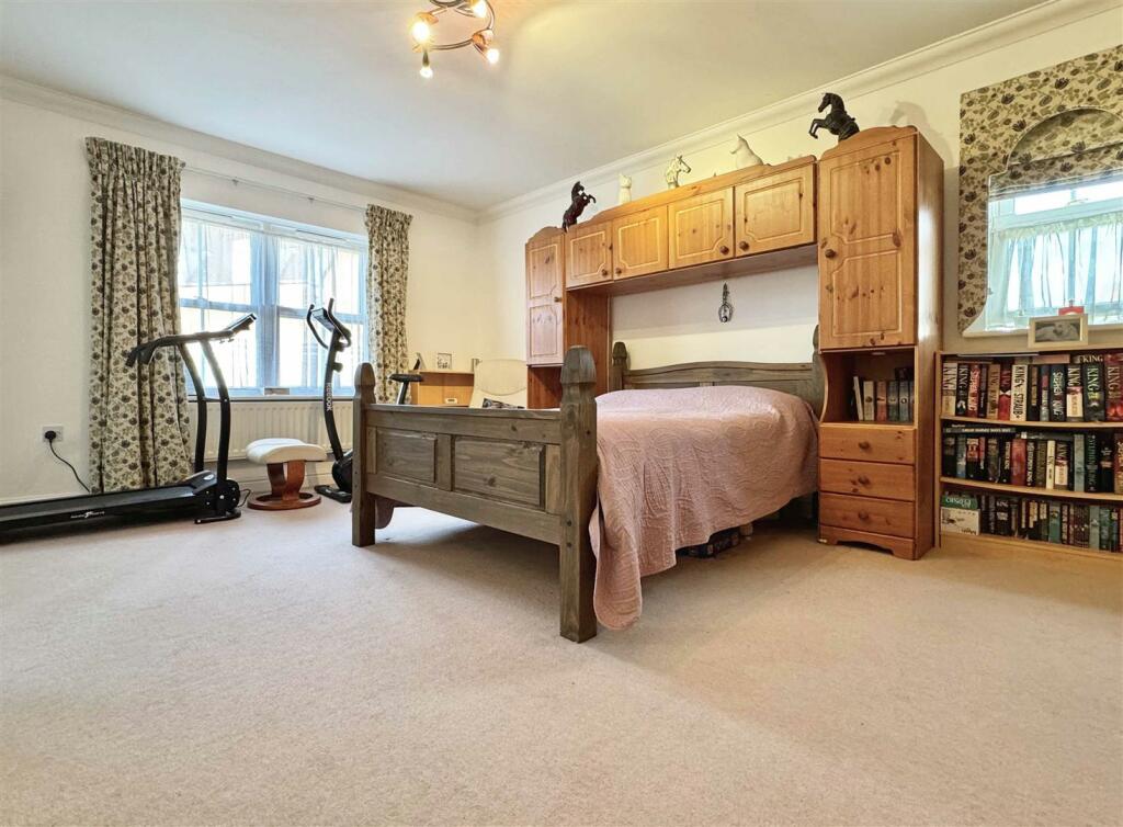 Master Bedroom b.jpg