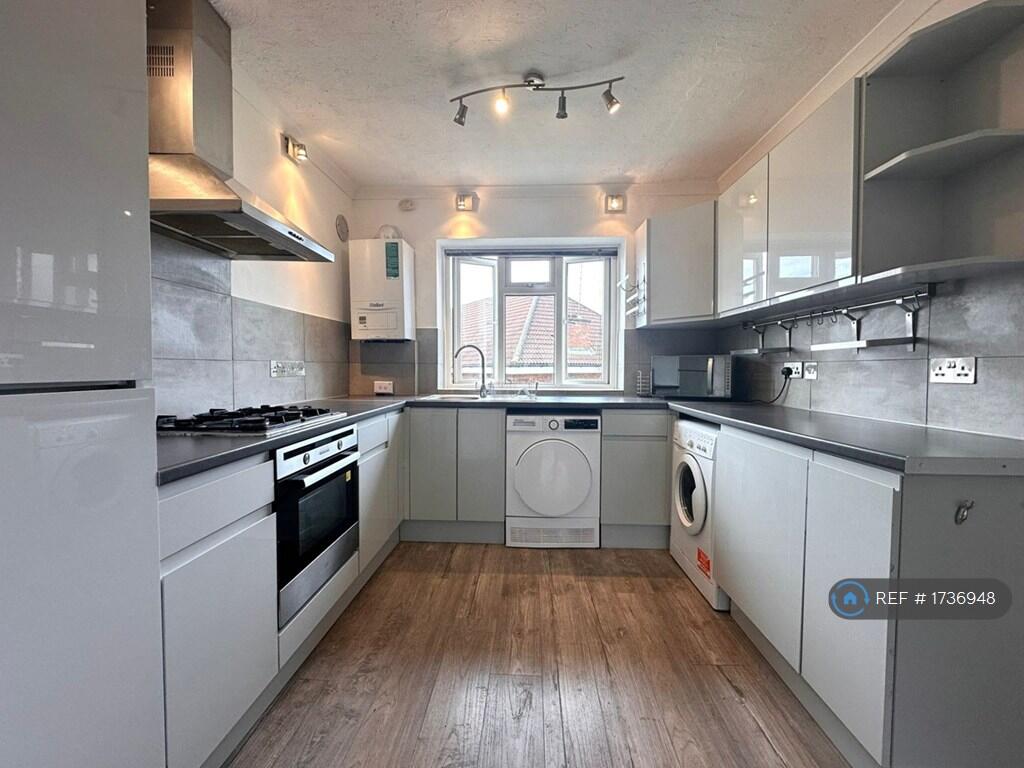 Updated Kitchen With Dishwasher &amp; Washing Machine