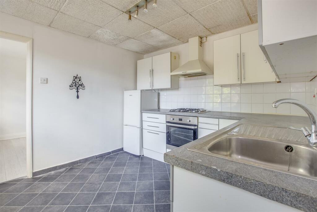 Flat 4, 22 Priory Avenue, HP13 6SH-4.jpg