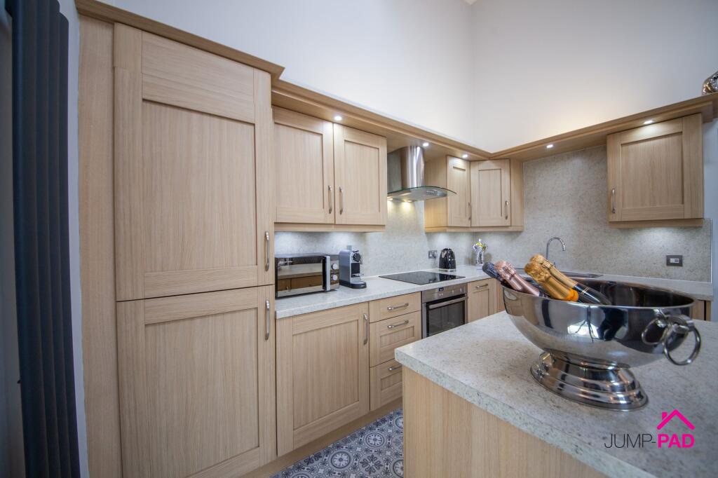 KITCHEN / LIVING ROOM