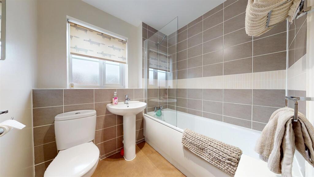 Simmons Close Family Bathroom