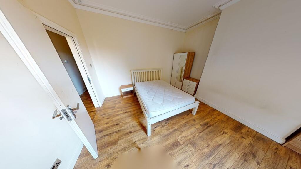 Bright and neat double bedroom featuring a comf...