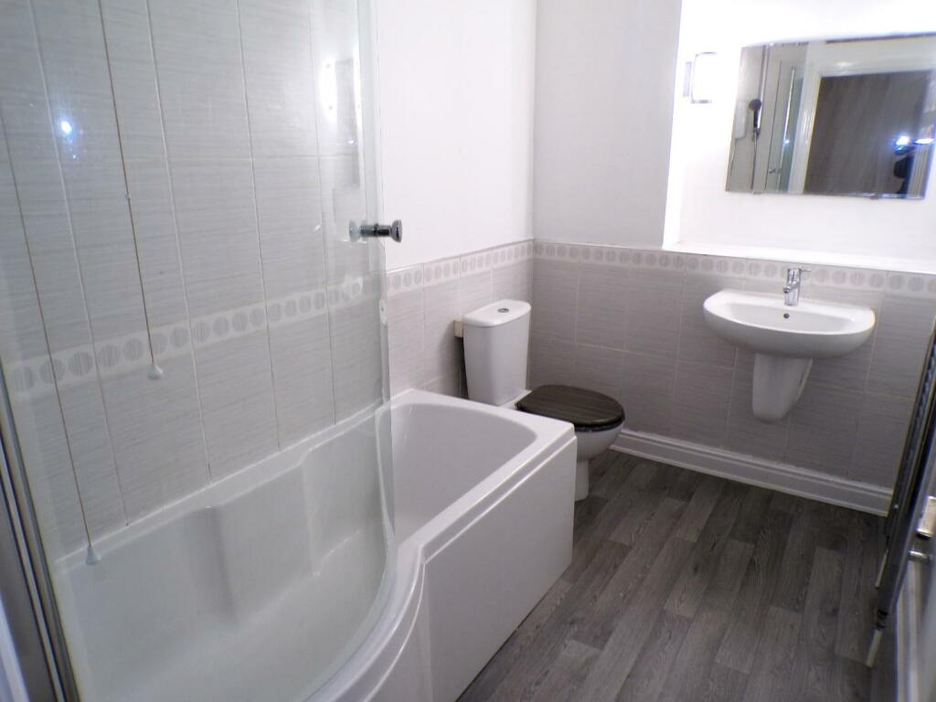 DerbyshireRd21bath.JPG