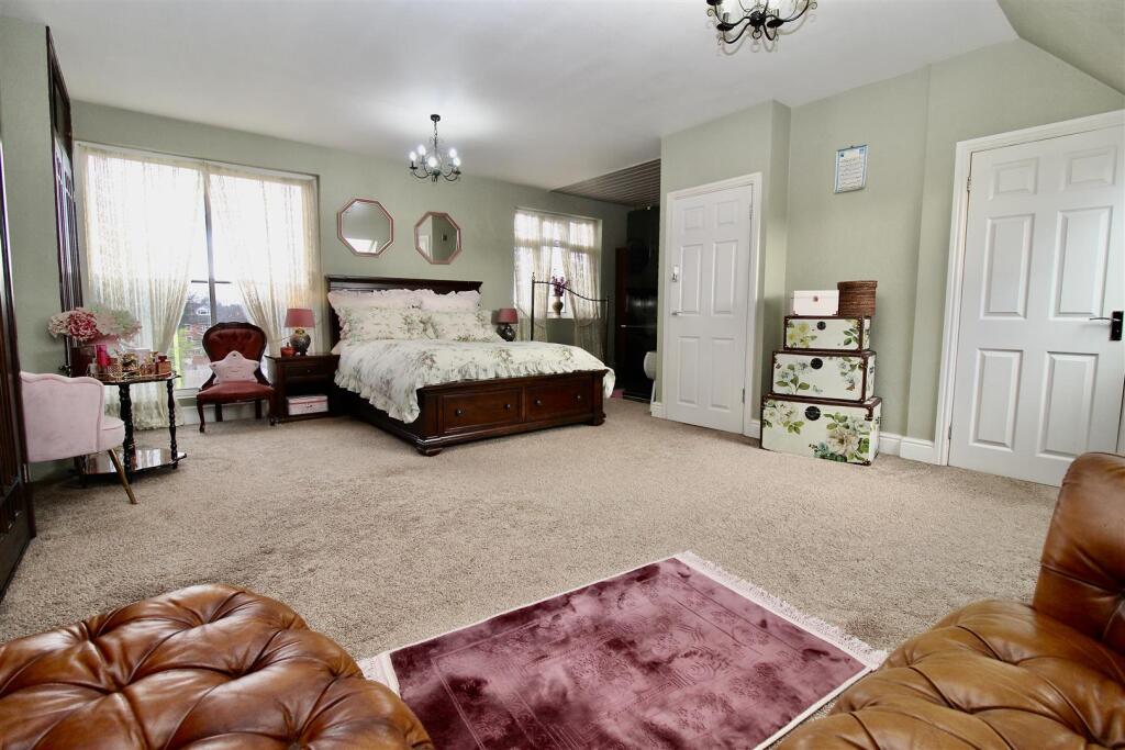 Penthouse Style Lounge/Bedroom/Shower Room