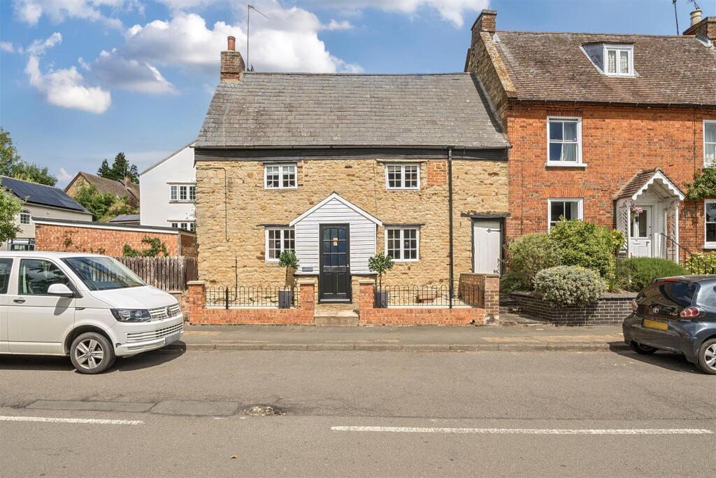 19 High Street, Greens Norton