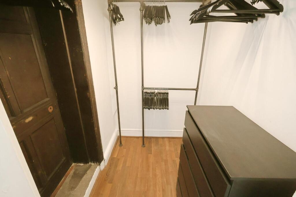 WALK-IN-WARDROBE