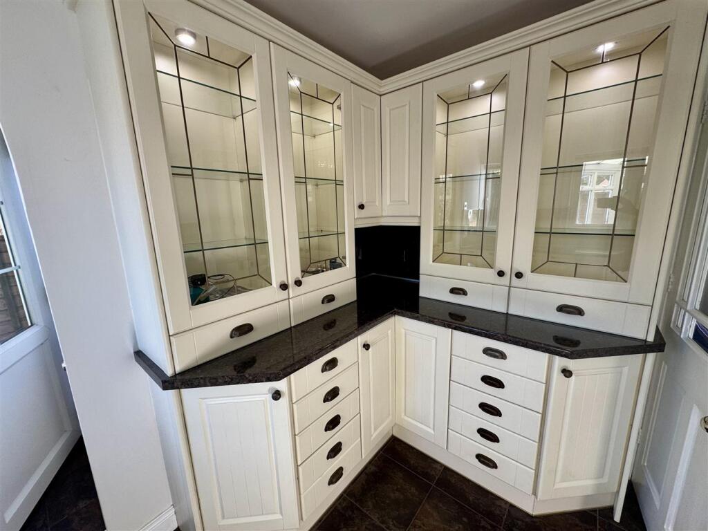 KITCHEN/FAMILY ROOM