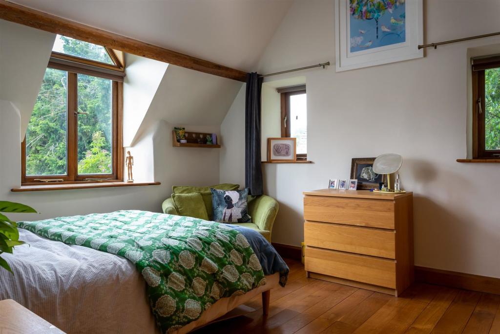 21 - Hillacres - GL53 9NS - Web.jpg