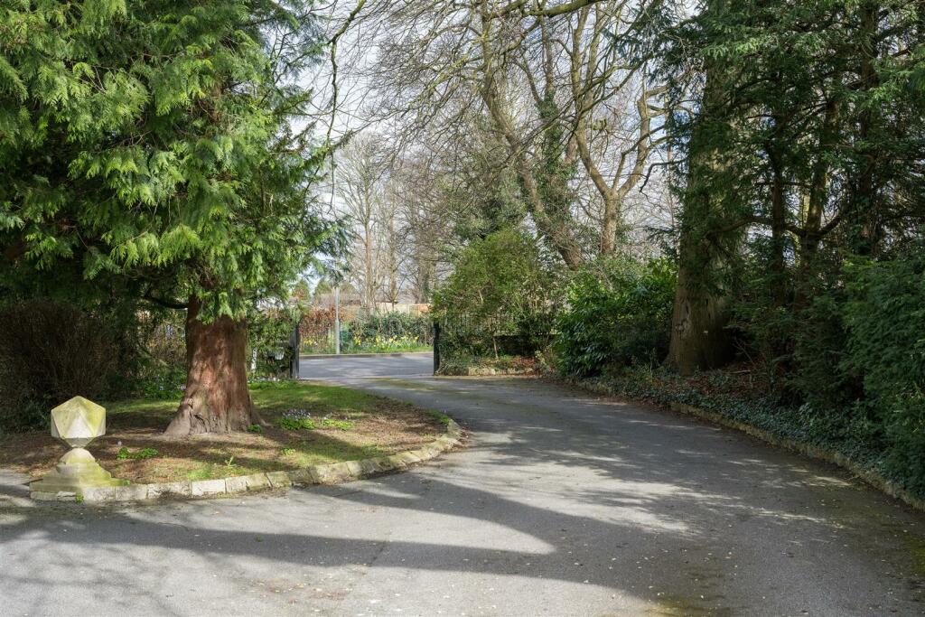 Boston Lodge - East Drive .jpg