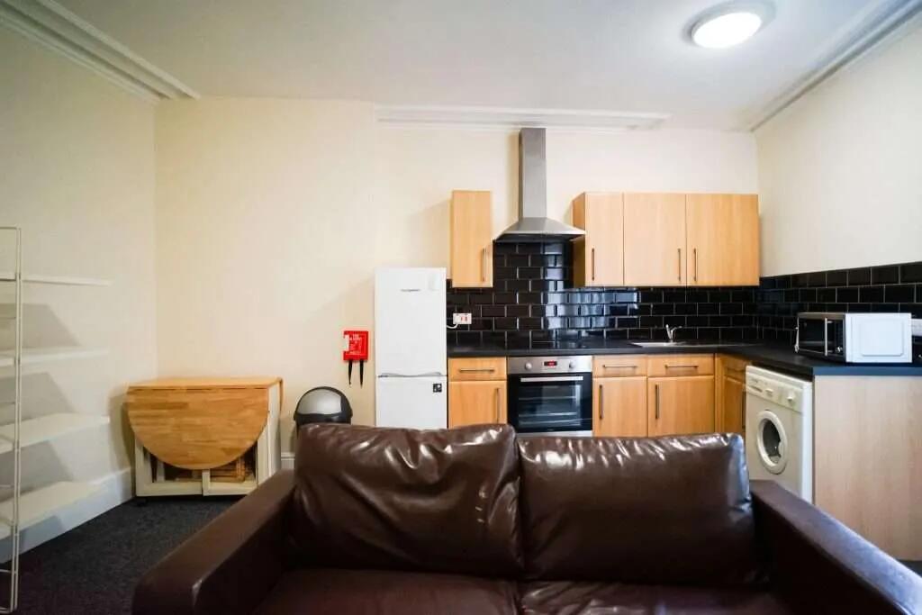 Flat_3_146_Broomspring_Lane