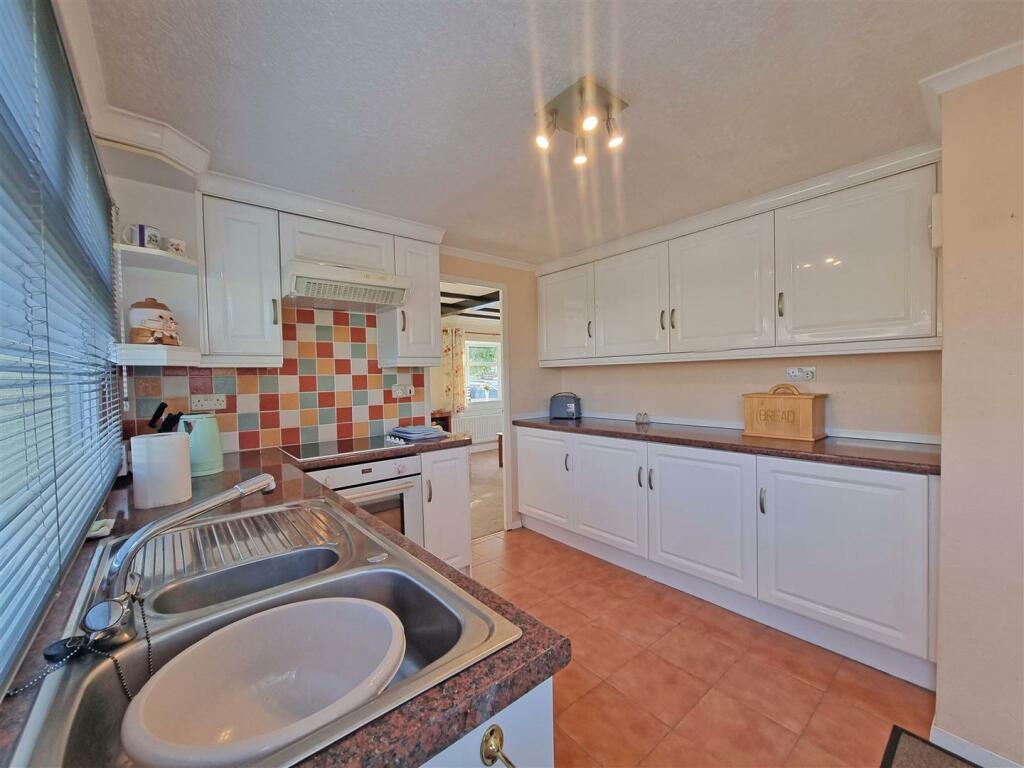 MODERN KITCHEN